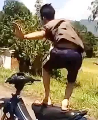 3 'quái xế' đi xe máy 'diễn xiếc' trên quốc lộ ảnh 2 3 'quái xế' đi xe máy 'diễn xiếc' trên quốc lộ ảnh 2