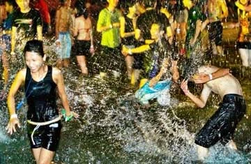 Tắm đêm chào mừng năm mới tại bãi tắm Sunway ở Malaysia.