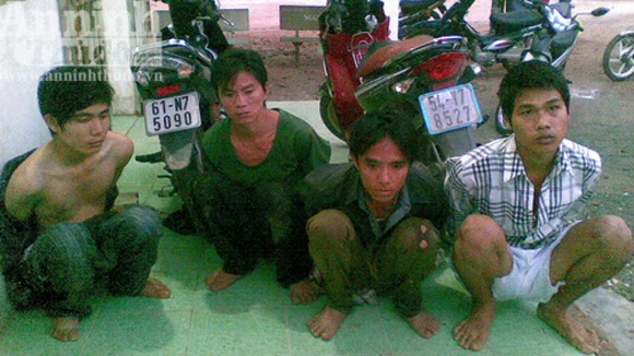 Bắt 4 đối tượng đột nhập BCH quân sự xã trộm cắp ảnh 1