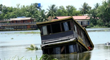Tàu Dìn Ký lại đang chìm ảnh 3