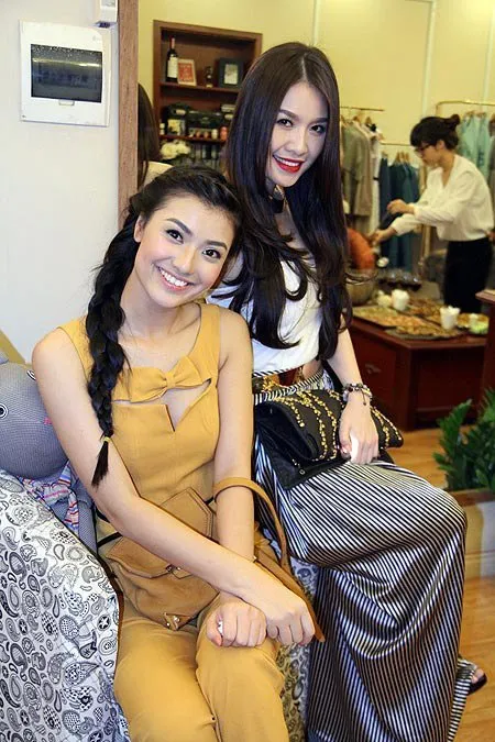 Hồng Quế và ca sĩ Quế Vân đang dính phải vụ lùm xùm xung quanh đến việc bị tố cáo đánh người tại một quán bar. Hồng Quế và ca sĩ Quế Vân đang dính phải vụ lùm xùm xung quanh đến việc bị tố cáo đánh người tại một quán bar.