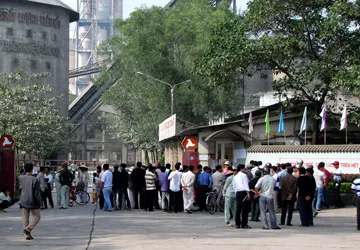 Dân vây nhà máy xả khói bụi gây ô nhiễm ảnh 1