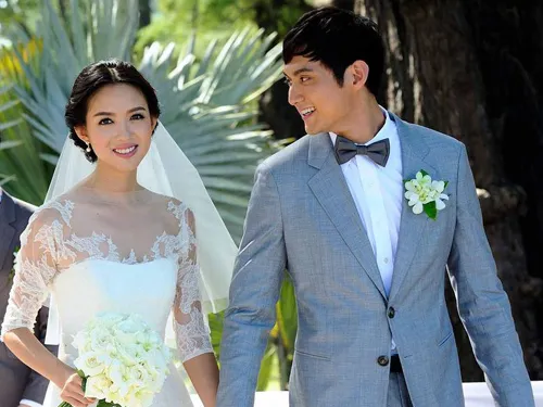 Hoa hậu Trương Tử Lâm lên xe hoa ở Thái Lan ảnh 1