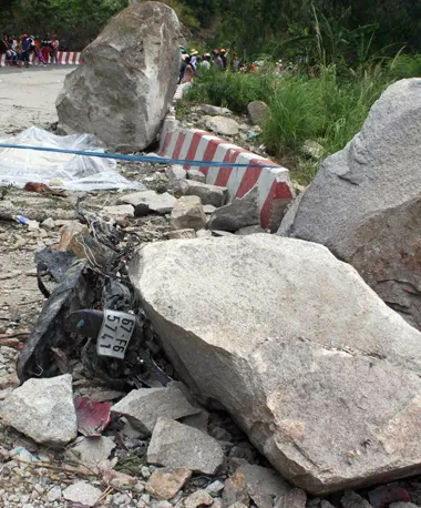 Đá lăn từ núi Cấm đè bẹp ôtô, 6 người chết ảnh 4 Đá lăn từ núi Cấm đè bẹp ôtô, 6 người chết ảnh 4