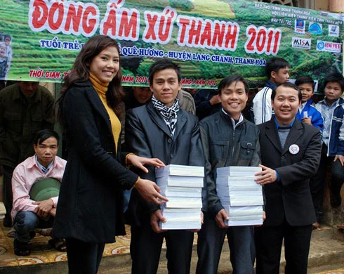 Nguyễn Thị Loan mặt mộc đi từ thiện ảnh 10