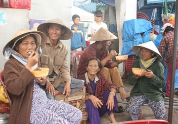 Đội nữ bốc vác ở chợ Đông Ba ảnh 3 Đội nữ bốc vác ở chợ Đông Ba ảnh 3