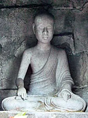 Tượng Trần Nhân Tông trong nếp áo Tiểu thừa. Tượng Trần Nhân Tông trong nếp áo Tiểu thừa.