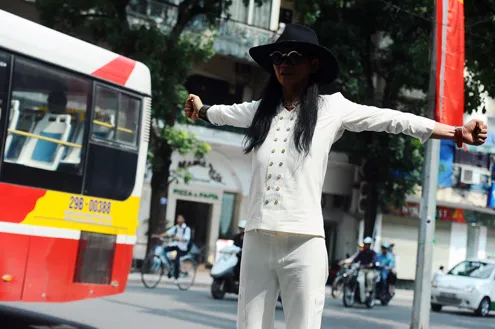 Đào Anh Khánh nhích từng cm quanh hồ Gươm ảnh 11 Đào Anh Khánh nhích từng cm quanh hồ Gươm ảnh 11