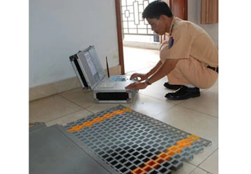 Dùng máy cân tay kiểm soát giao thông ảnh 1