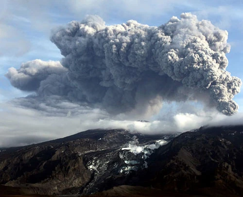 Hình ảnh về đợt phun tro bụi mới của núi lửa Iceland ảnh 7