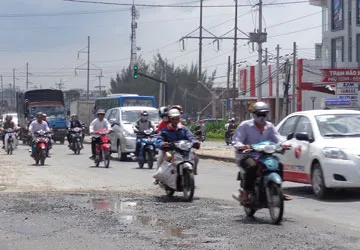 Nguy hiểm chực chờ trên quốc lộ 1A ảnh 1 Nguy hiểm chực chờ trên quốc lộ 1A ảnh 1