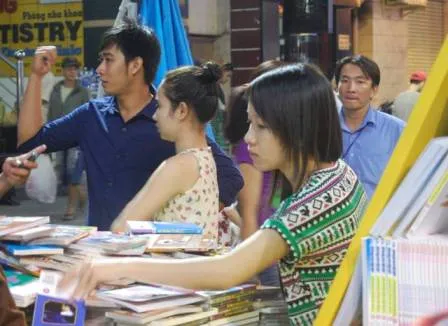 Đường hoa Nguyễn Huệ chật cứng người trong thời khắc giao thừa ảnh 13 Đường hoa Nguyễn Huệ chật cứng người trong thời khắc giao thừa ảnh 13