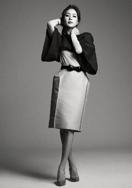 Vợ tương lai của Jang Dong Gun ấn tượng với đen và trắng ảnh 6