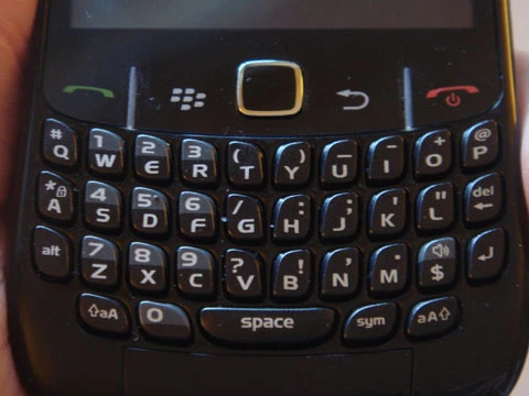 Bàn phím QWERTY giống các series 8300.