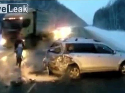 Bé gái 1 tuổi bị văng khỏi xe, nằm giữa xa lộ ảnh 3 Bé gái 1 tuổi bị văng khỏi xe, nằm giữa xa lộ ảnh 3