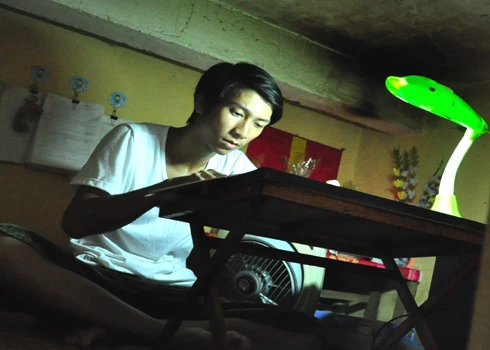 Cậu bé bán bún nghèo đỗ thủ khoa đại học ảnh 1