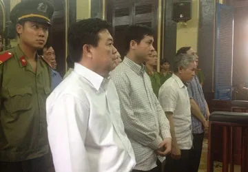 Quà biếu “khủng” của quan huyện ảnh 1