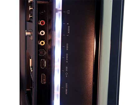 Các cổng kết nối bên rìa màn hình. Ảnh: Cnet.