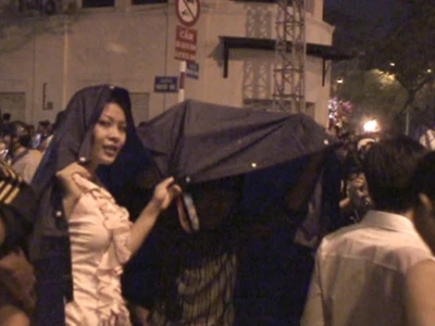 Chùm ảnh: Người dân TP. HCM xem pháo hoa trong mưa ảnh 3