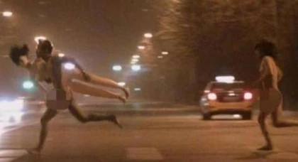 Khỏa thân ôm búp bê tình dục rượt đuổi giữa phố ảnh 1 Khỏa thân ôm búp bê tình dục rượt đuổi giữa phố ảnh 1