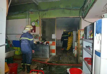 Cháy nhà hàng ở TP.HCM, khách hoảng loạn ảnh 1