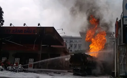 Vụ cháy kinh hoàng tại cây xăng: Ngọn lửa vẫn chưa tắt hẳn ảnh 6 Vụ cháy kinh hoàng tại cây xăng: Ngọn lửa vẫn chưa tắt hẳn ảnh 6