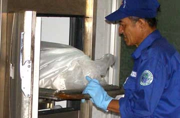 Xác vô thừa nhận được cho vào hộc tủ bảo quản. Ảnh: TRẦN NGỌC