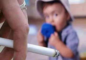 Cha hút thuốc, con dễ mắc ung thư máu ảnh 1