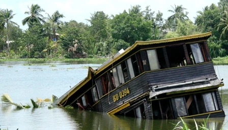 Tàu Dìn Ký lại đang chìm ảnh 2