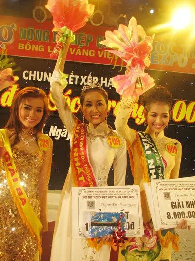 3 thứ hạng cao nhất thuộc về thí sinh Võ Thị Mỹ Xuân (giữa) đoạt giải Nhất; thí sinh Hồ Thị Thu Lợi (phải) đoạt giải Nhì và thí sinh Cao Thái Hà (trái) đoạt giải Ba