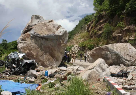Đá lăn từ núi Cấm đè bẹp ôtô, 6 người chết ảnh 2 Đá lăn từ núi Cấm đè bẹp ôtô, 6 người chết ảnh 2