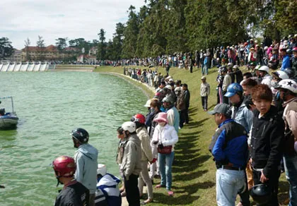 Đà Lạt: Tắm đêm ở hồ Xuân Hương, du khách tử vong ảnh 1