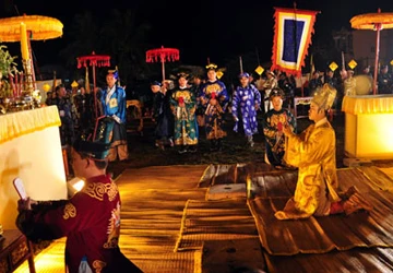 Vua giả mà dân chúng thì thật! ảnh 1