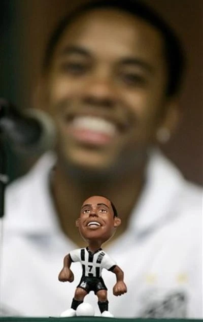 Robinho được chào đón tưng bừng ở Santos ảnh 12