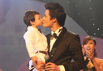 Con trai Quang Dũng tặng hoa bố ảnh 2