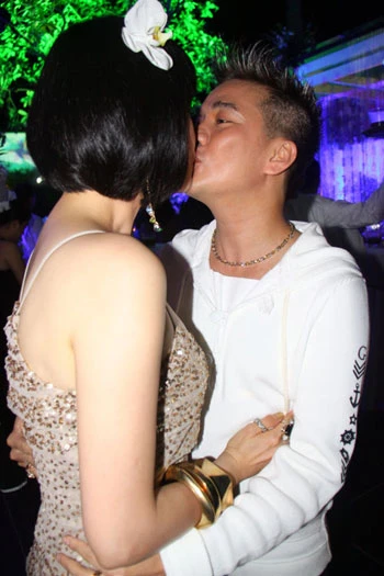 Mr Đàm đắm đuối hôn siêu mẫu Vũ Cẩm Nhung ảnh 2