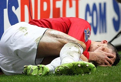 Ronaldo đau đớn sau khi bị dính đòn?