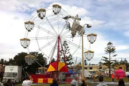 Máy bay đâm trúng vòng đu quay, 4 người bị mắc kẹt ảnh 1 Máy bay đâm trúng vòng đu quay, 4 người bị mắc kẹt ảnh 1