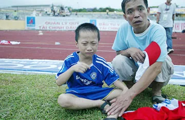 Em bé này tội tình gì mà phải chịu vạ lây bởi những kẻ phá hoại bóng đá? Ảnh: HOÀNG ANH Em bé này tội tình gì mà phải chịu vạ lây bởi những kẻ phá hoại bóng đá? Ảnh: HOÀNG ANH