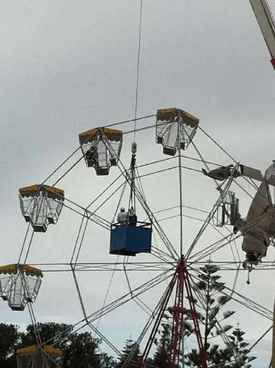 Máy bay đâm trúng vòng đu quay, 4 người bị mắc kẹt ảnh 5 Máy bay đâm trúng vòng đu quay, 4 người bị mắc kẹt ảnh 5