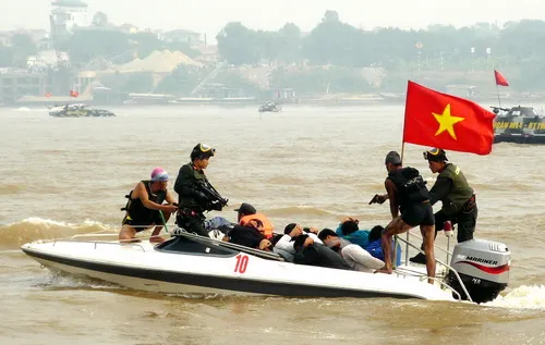 Diễn tập chống khủng bố trên sông Hồng ảnh 12 Diễn tập chống khủng bố trên sông Hồng ảnh 12