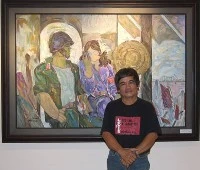 Họa sĩ Lê Đức Biết bên bức tranh Chuyện tình ngày ấy.