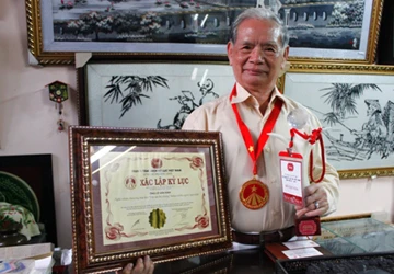 Bài thơ thêu bằng 14 thứ tiếng xác lập kỷ lục ảnh 1