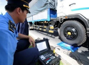 TP.HCM dùng cân điện tử phát hiện xe quá tải ảnh 1