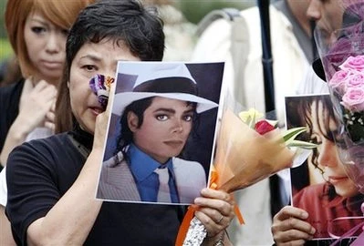 Cả thế giới thương tiếc ông hoàng nhạc Pop.