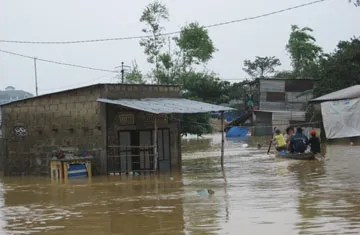 Nước ngập tỉnh lộ 49B (Huế) gần 1,5 m, người dân đi lại bằng thuyền. Ảnh: NGUYÊN LINH