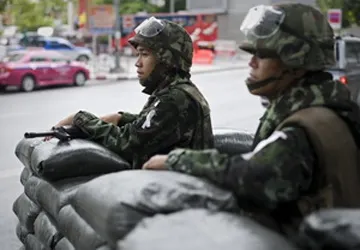 Thái Lan sẽ dùng xe bọc thép chặn tiếp tế "áo đỏ" ảnh 1