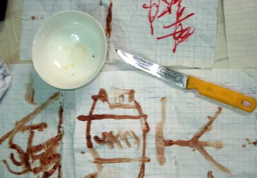 Bắt thầy lừa “cắt lưỡi, vẽ bùa” ảnh 2