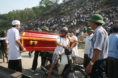 Tường thuật trực tiếp: Trục vớt chiếc xe khách bị lũ cuốn trôi - Phần 2 ảnh 21 Tường thuật trực tiếp: Trục vớt chiếc xe khách bị lũ cuốn trôi - Phần 2 ảnh 21