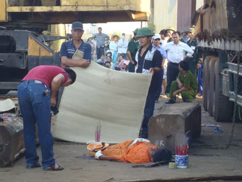 Gỗ tuột xích, một công nhân tử nạn ảnh 1 Gỗ tuột xích, một công nhân tử nạn ảnh 1